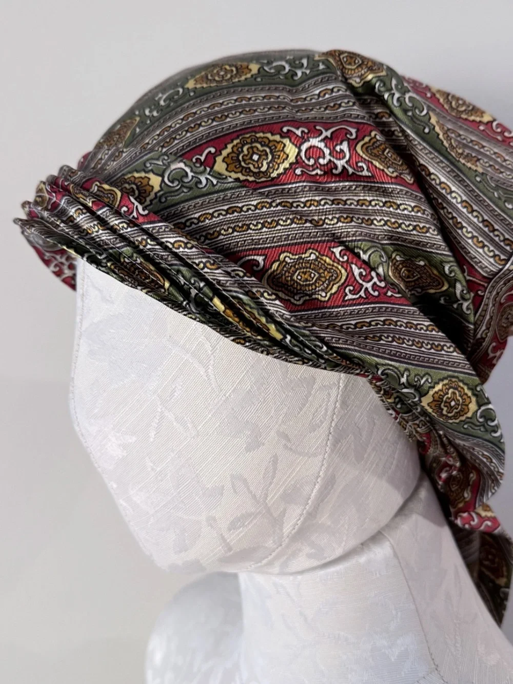 Vintage Peck And Peck Paisley Poly-Silk Turban